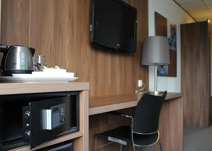 City Hotel Отель 4*