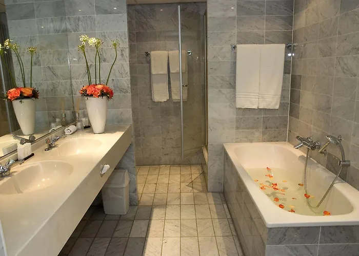 City Hotel Отель 4*