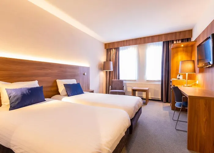 City Hotel Отель 4*